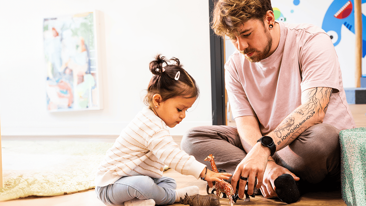 kita-kinderzimmer-hamburg-krippe-brandshooting Ein Krippenkind spielt mit einem Erzieher in der Kita kinderzimmer Hamburg