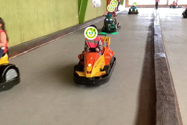 kita-kinderzimmer-heidbrook-hamburg-neugraben-ausflug-indoorspielplatz_kart-fahren