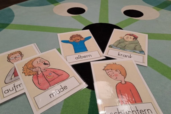 kita-kinderzimmer-heidbrook-hamburg-neugraben-sprachfoerderung-karten