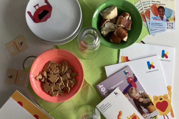 kita-kinderzimmer-alsterberg-hamburg-alsterdorf-elterncafe Ein bunter Tisch für das Elterncafé in der Kita kinderzimmer Alsterberg in Hamburg Alsterdorf