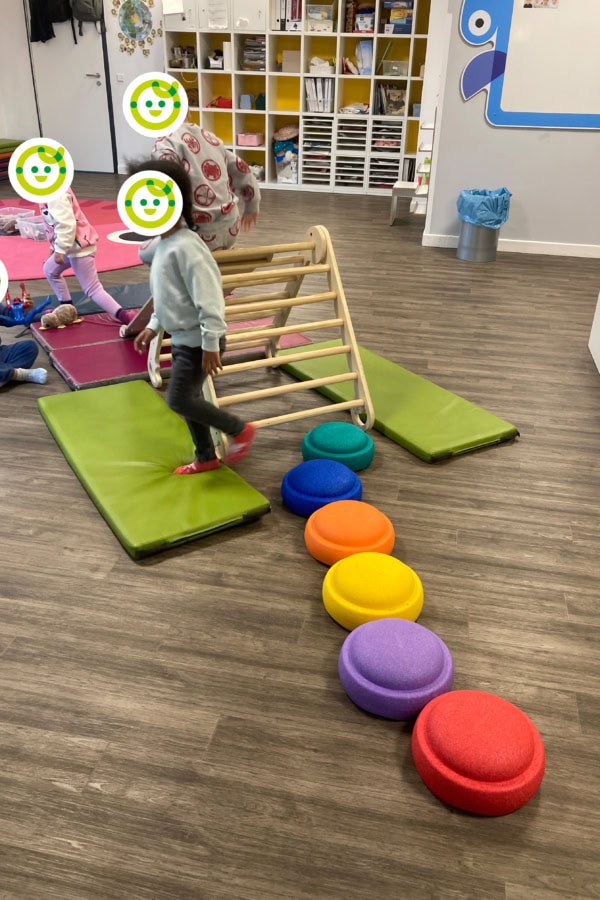 Ein Bewegunsparcours im Bewegungsraum in der Kita kinderzimmer Hamburg