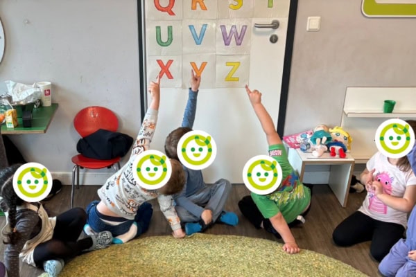 Vorschulkinder lernen das Alphabet in der Kita kinderzimmer Hamburg