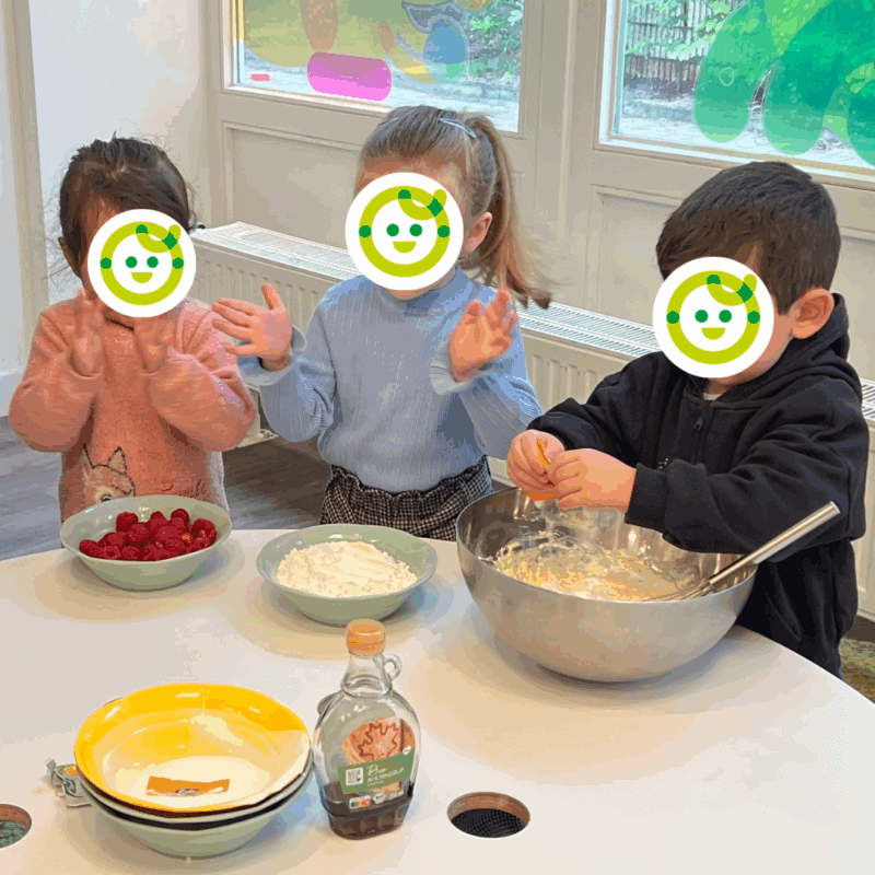 kita-kinderzimmer-eissendorf-hamburg-eissendorf-rezept-Himbeer-Quark-Kuchen-2 Kinder fügen Eier zum Kuchenteilg hinzu in der Kita kinderzimmer Eissendorf Hamburg