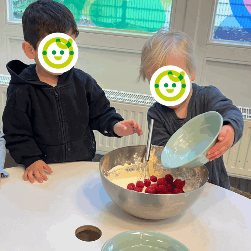 kita-kinderzimmer-eissendorf-hamburg-eissendorf-rezept-Himbeer-Quark-Kuchen-3 Kinder fügen Himbeeren zum Kuchenteig hinzu in der Kita kinderzimmer Eissendorf Hamburg