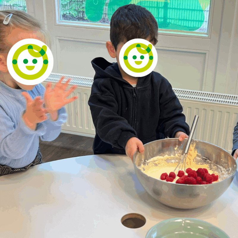 kita-kinderzimmer-eissendorf-hamburg-eissendorf-rezept-Himbeer-Quark-Kuchen-4 Kinder backen gemeinsam in der Kita kinderzimmer Eissendorf Hamburg
