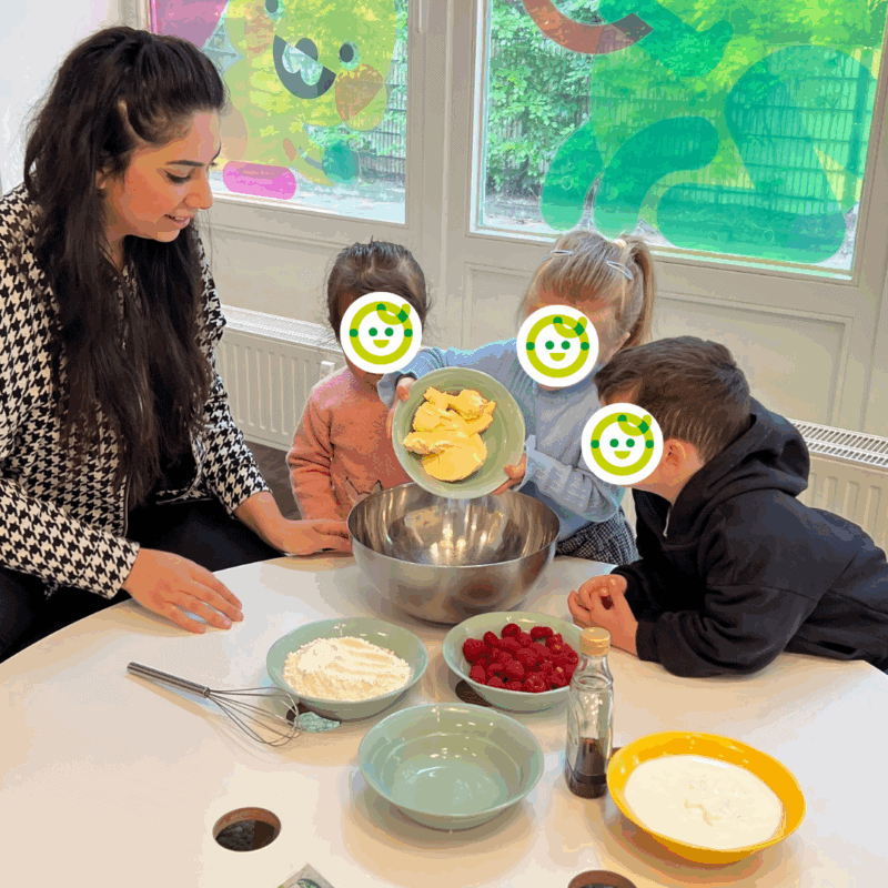 kita-kinderzimmer-eissendorf-hamburg-eissendorf-rezept-Himbeer-Quark-Kuchen Kinder fügen Butter zum Kuchenteig hinzu in der Kita kinderzimmer Eissendorf Hamburg