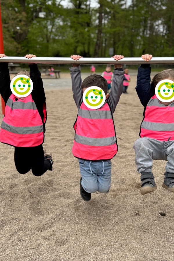 Kinder spielen auf dem Spielplatz in der Kita kinderzimmer Ochsenstieg in Hamburg Langenhorn
