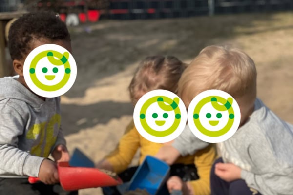 Kinder spielen im Sand in der Kita kinderzimmer Ochsenstieg in Hamburg Langenhorn