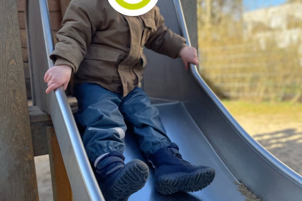 Ein Kind auf der Rutsche in der Kita kinderzimmer Ochsenstieg in Hamburg Langenhorn