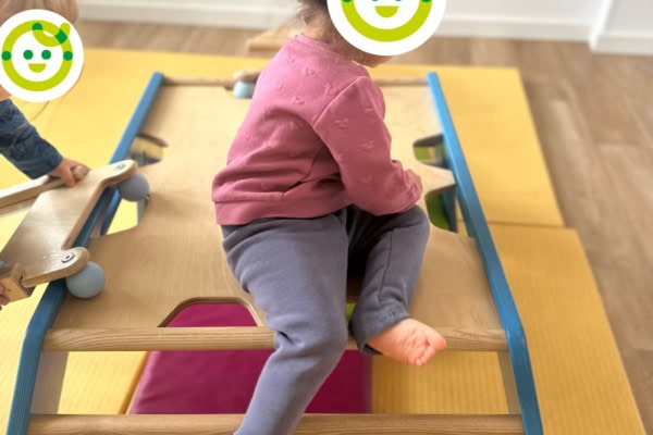 Ein Kind turnt im Bewegungsraum in der Kita kinderzimmer Ochsenstieg in Hamburg Langenhorn