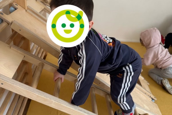 Ein Kind klettert im Bewegungsraum in der Kita kinderzimmer Ochsenstieg in Hamburg Langenhorn