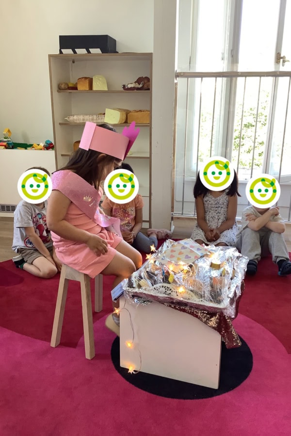 Ein Kind hat Geburtstag in der Kita kinderzimmer Ochsenstieg in Hamburg Langenhorn