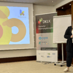 kita-kinderzimmer-hamburg-dklk2025-vortrag Christina Baal auf der Bühne des Kitaleitungskongress in Hamburg