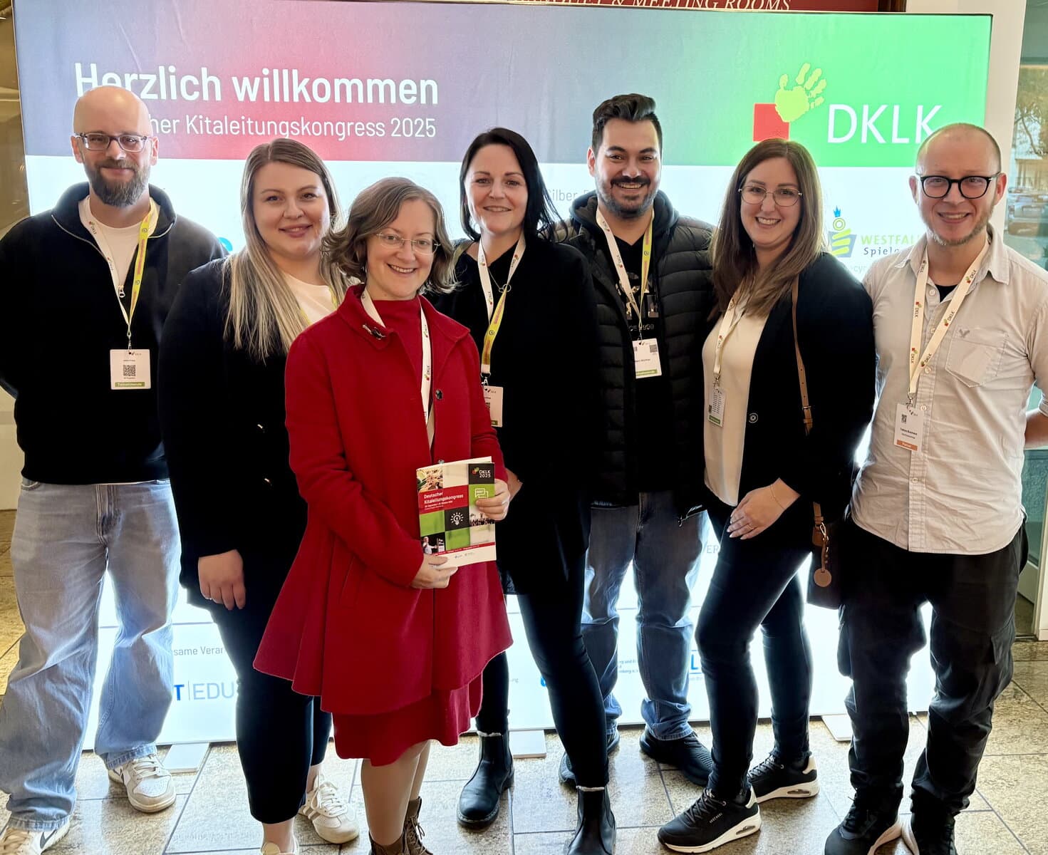 kita-kinderzimmer-hamburg-dklk2025 Ein Gruppenfoto mit 7 Personen beim Kitaleitungskongress in Hamburg
