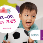 kita-kinderzimmer-hamburg-Babini_Aktuelles Ein kleiner Junge spielt mit einem Ball in der Kita kinderzimmer Hamburg