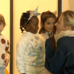 kita-kinderzimmer-hamburg-ndr-achtsamkeit Eine Erzieherin umarmt die Kinder